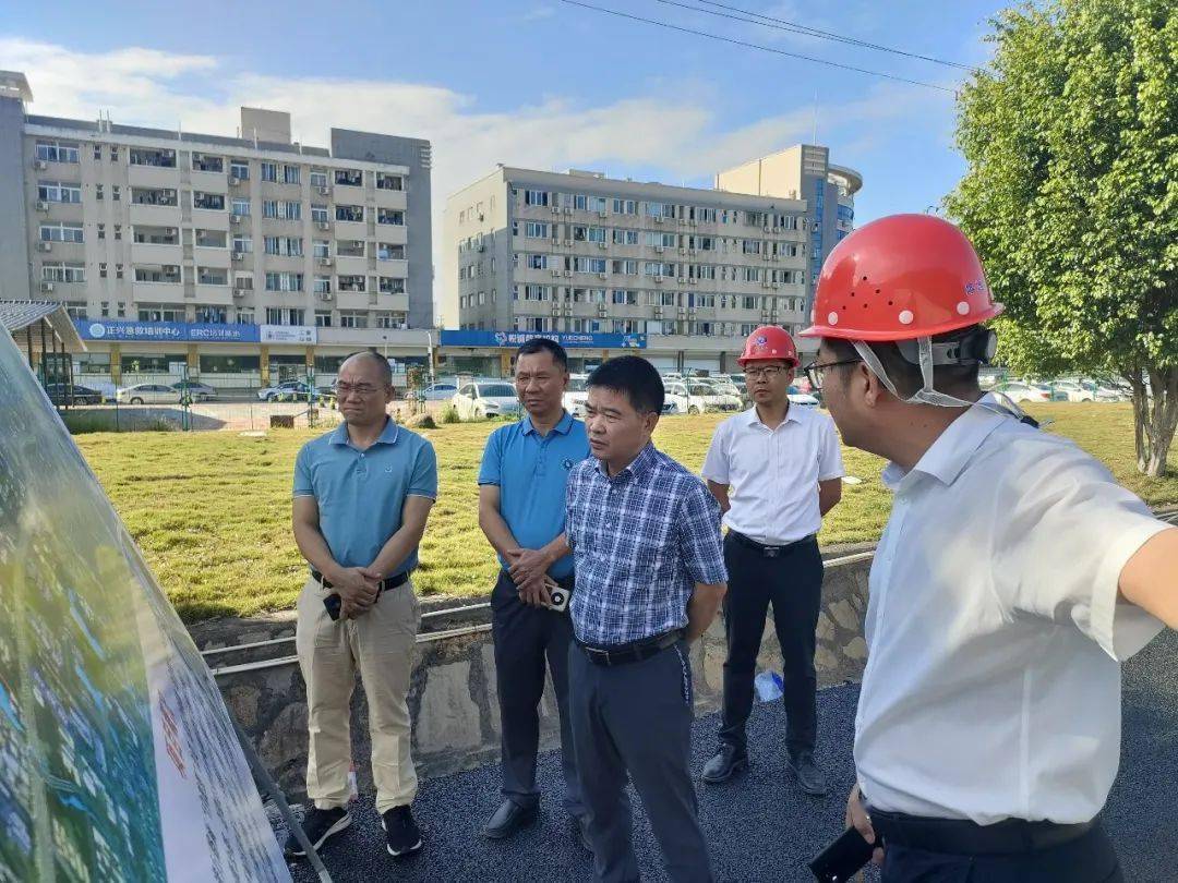 总工程师陈静明到所属路通公司负责建设管理的漳州市北环城路(国道