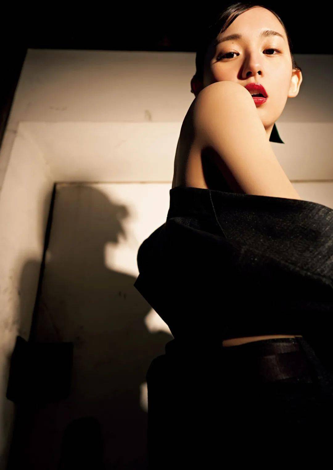 浅川梨奈最新写真集:封面美爆了~_摄影_画册_实体书