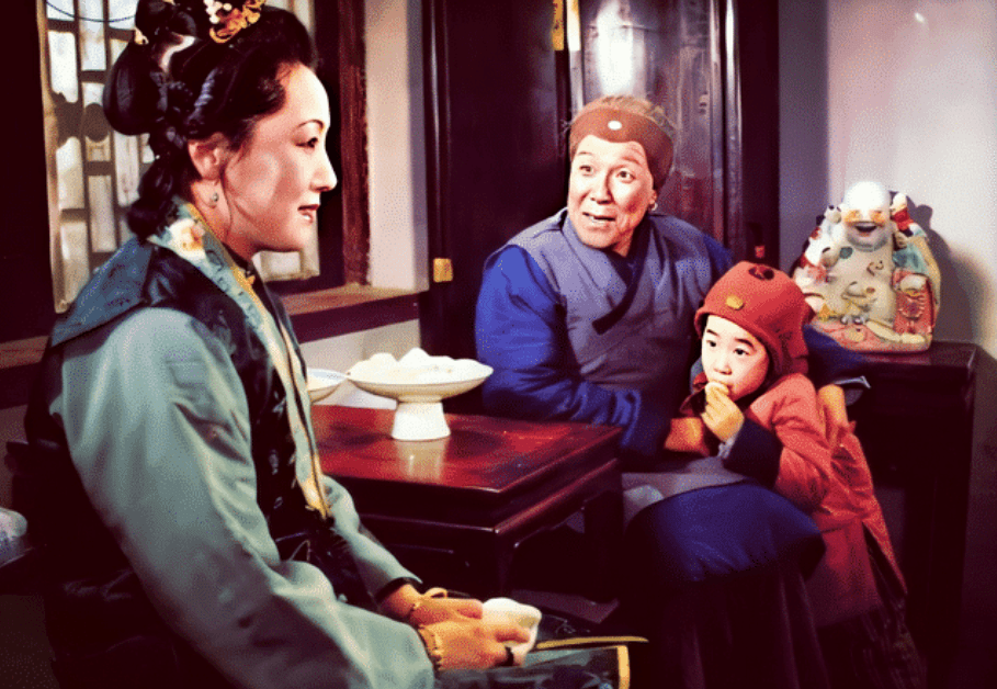 《红楼梦》第六回是:贾宝玉初试云雨情,刘姥姥一进荣国府.