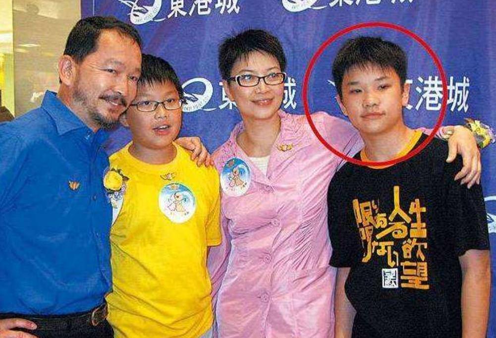 TVB金牌绿叶廖启智，小儿病逝老婆抑郁，因大儿66岁不敢退休