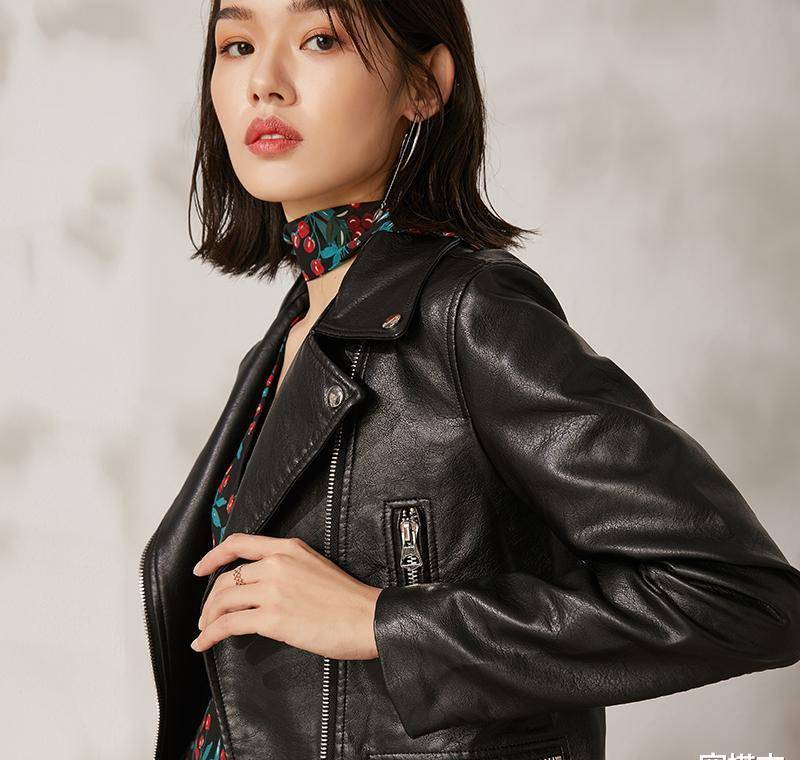 去年的皮衣就别穿了,当下正流行这种,时尚又帅气