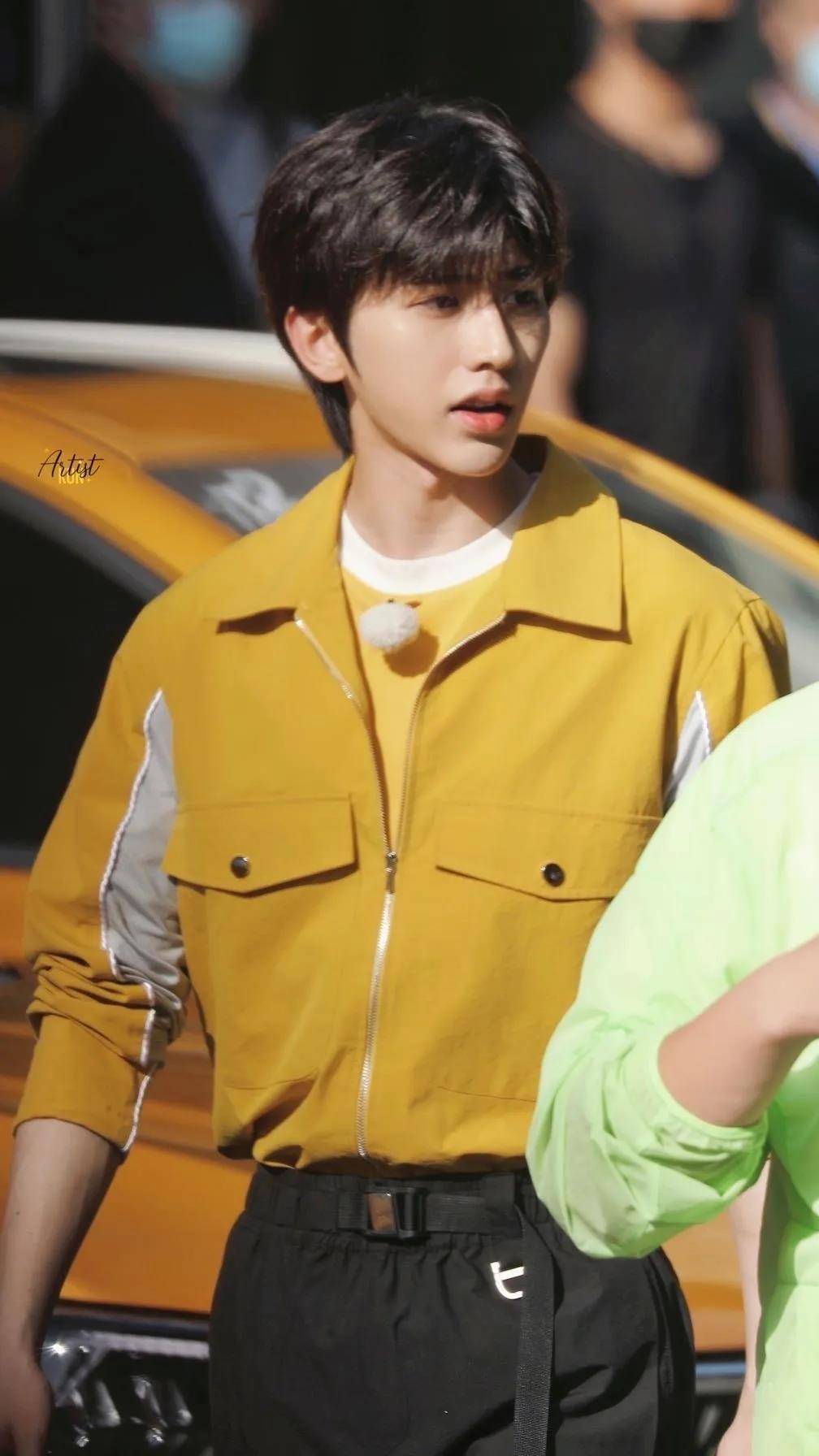 「饭饭时尚」蔡徐坤饭拍,tfboys大片,黄明昊寸头,李宇春艺术_穿着