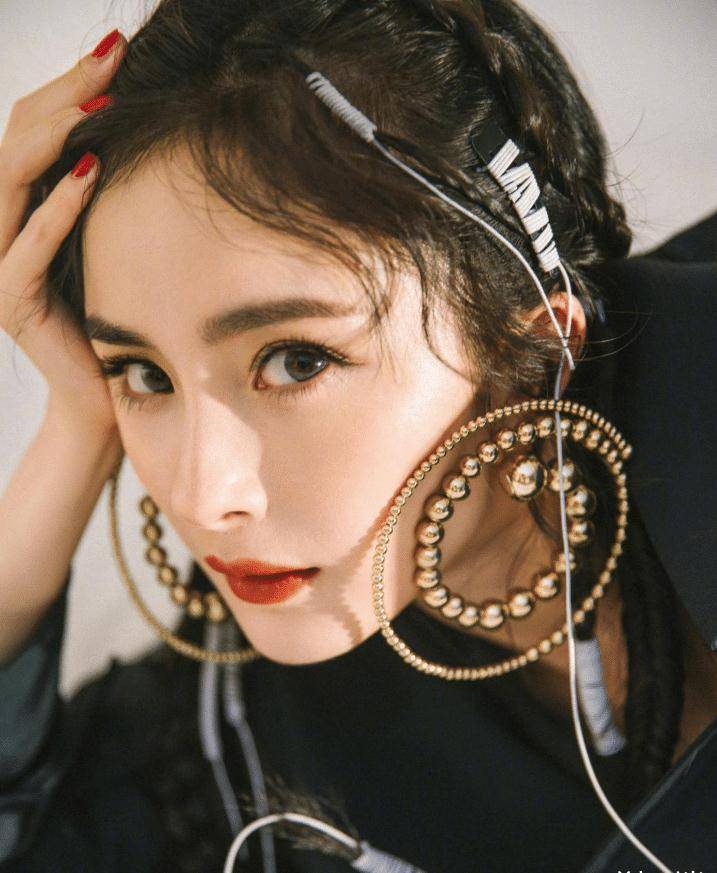 杨幂太会凹造型,穿露肩"星空衣"配高腰皮裤,蝴蝶耳环遮半张脸_服装