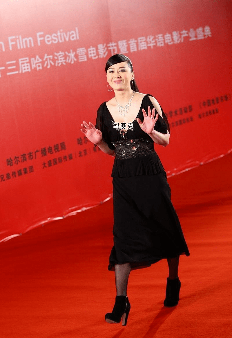 李琳不复出太可惜!在豪宅开派对,51岁戴发箍穿纱裙嫩成小仙女!