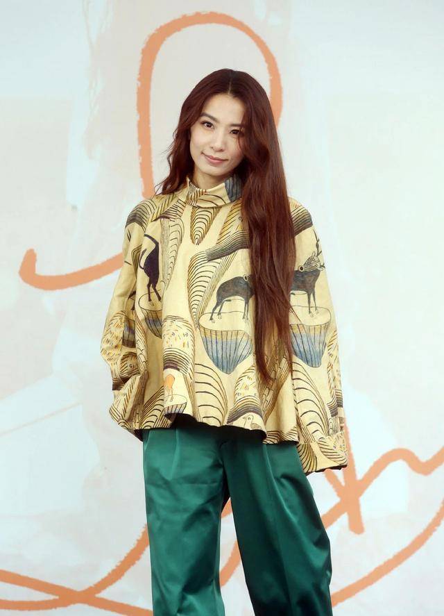 田馥甄在对于发型的选择上,选择了温柔知性的长发,这样既能看起来女人