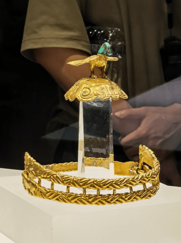 战国时期匈奴王鹰顶金冠饰