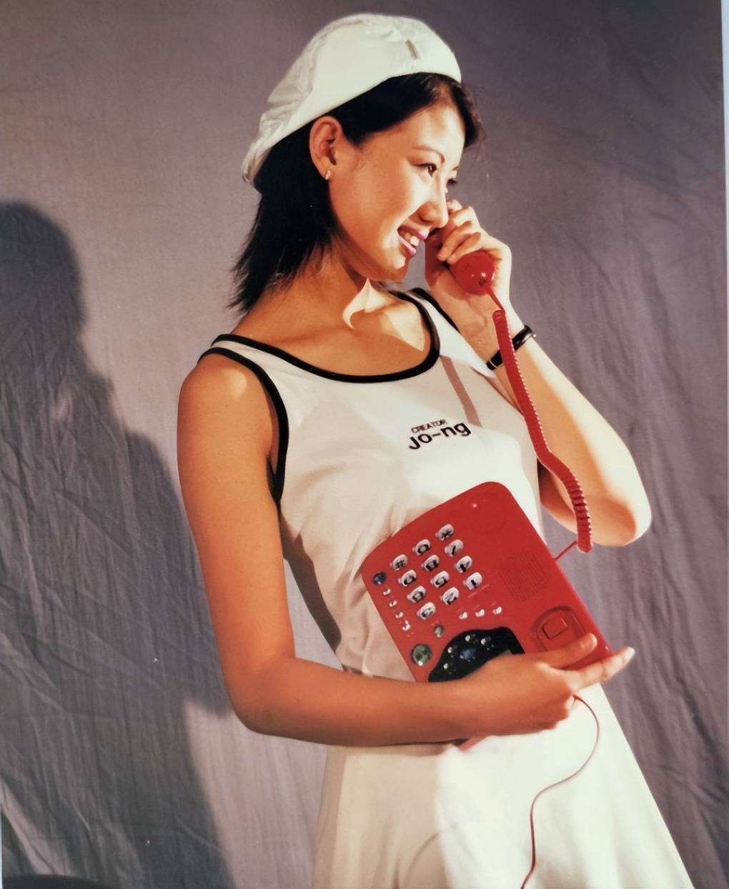 老照片:九十年代的女性,衣着艳丽,活力四射_美女_女子_生活