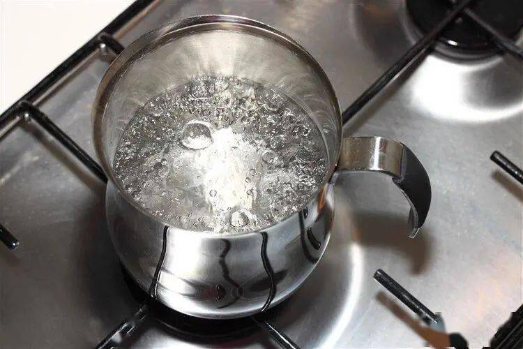 长期喝电热水壶烧的水,不仅会重金属超标,还致癌?听听专家怎么说!