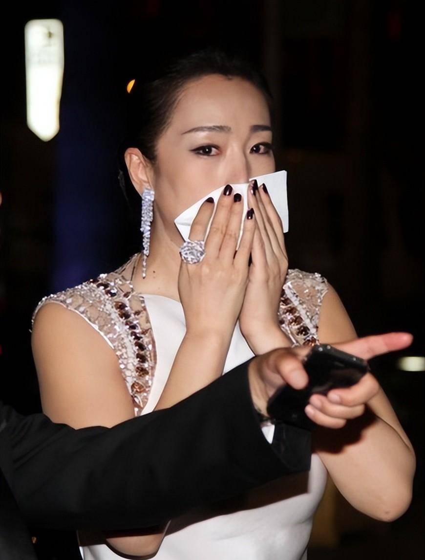 1996年2月15日,她与黄鹤翔结婚.巩俐终于穿上了她梦寐以求的婚纱.