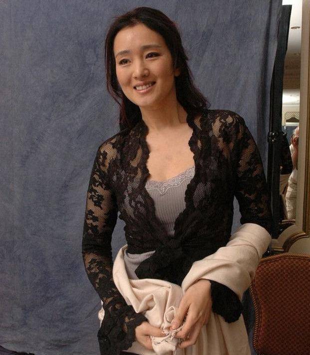 巩俐演郎平惊艳大众,成名路越挫越勇,她为何能逆袭成"巩皇"?