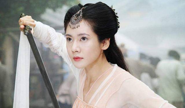 2005年,她出演了首部中国内地剧《大旗英雄传》,正式进入中国影视圈.