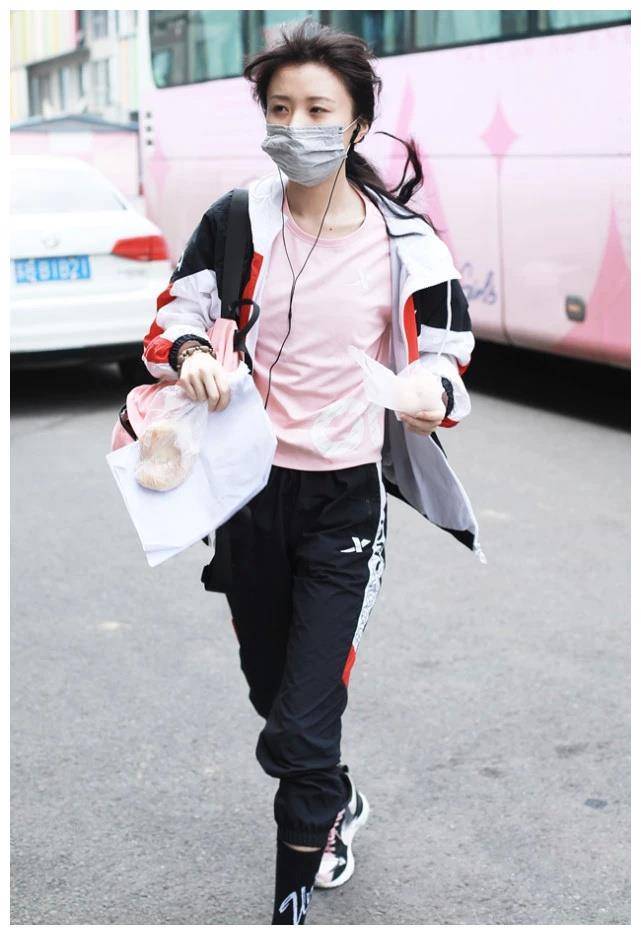 痛经女孩学起来,洪一诺拿三分长袜跟七分裤无缝连接,又潮又保暖_弘毅