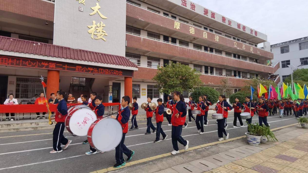 国旗护卫队,鼓号队,彩旗队等各班代表队依次步入会场,他们精神饱满,气