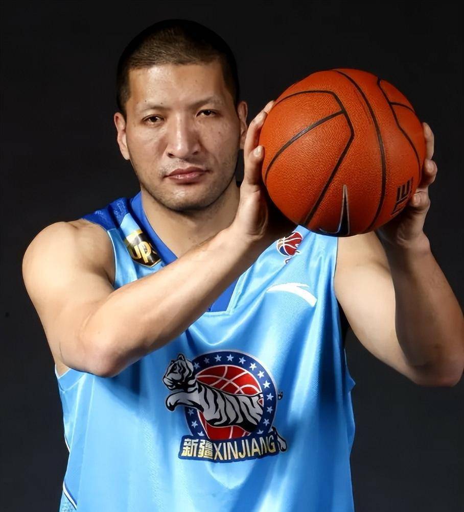 巴特尔:三大中锋之一,cba无冕之王,最幸运的事:娶大10岁妻子_全球最富