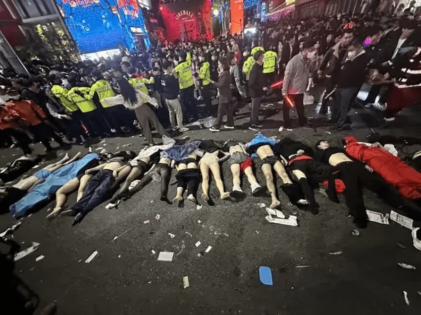 韩国踩踏悲剧:女生卡死无法拉出,幸存者大腿淤青,遇拥挤咋做?