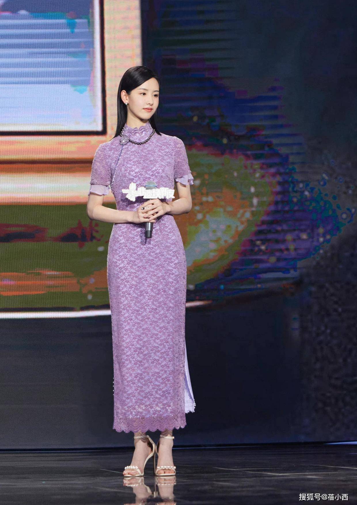 陈都灵还是适合少女风穿粉色毛衣配牛仔裤嫩得如同18岁
