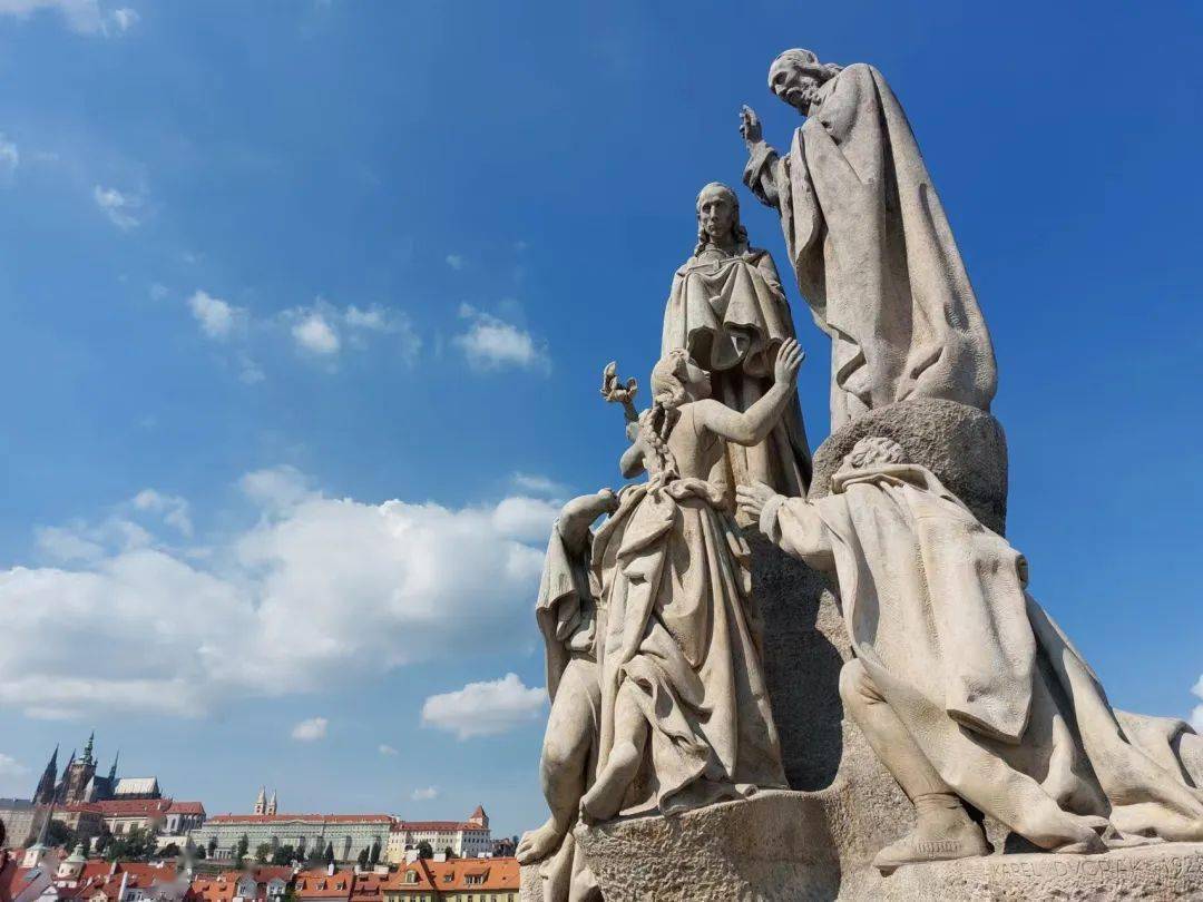 布拉格广场雕塑介绍图片
