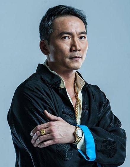 洪金宝之徒,49岁邹兆龙全家近照,模特老婆为他生了一对双胞胎_翁慧德