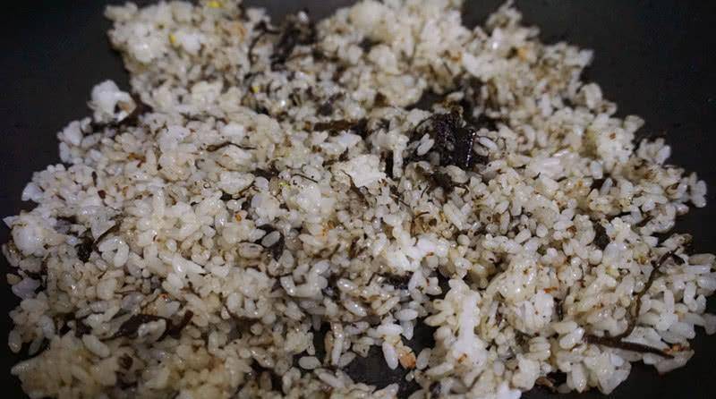 橄榄菜秋葵炒饭,外观跟蛋炒饭差不多,但味道和营养却差很多_步骤_培根