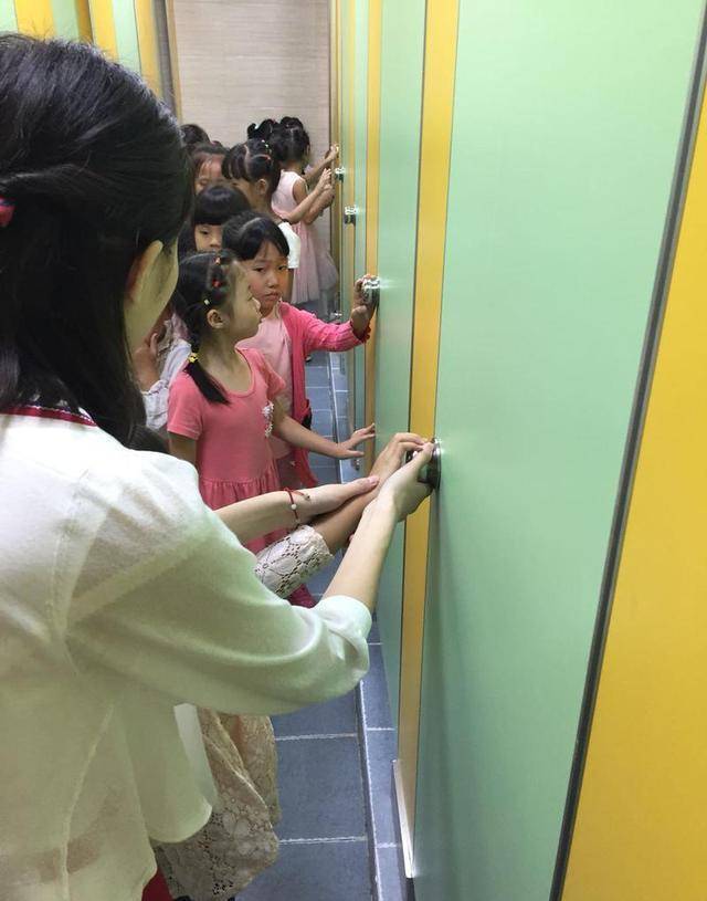 上课期间学生尿急怎么办?一位女生的做法不尴尬_厕所_学生上课_手机