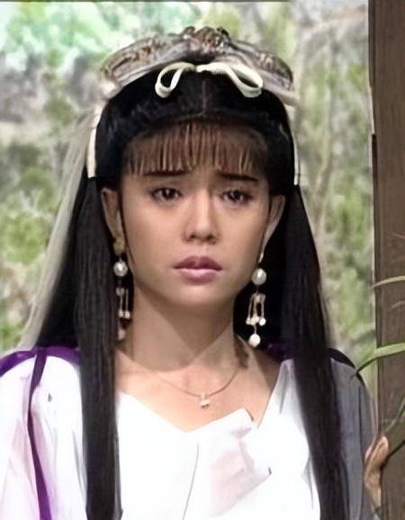 她在1993年受邀出演了电视剧《包青天之雷霆怒》中的柴郡主,凭借清纯