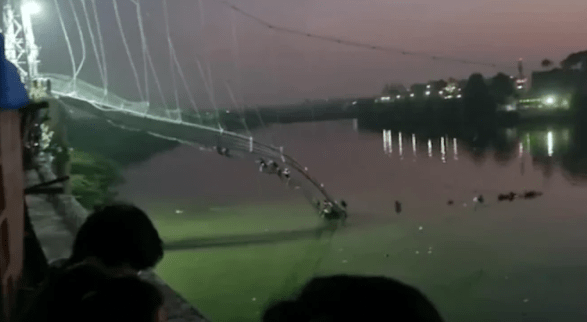 “吊桥”印度吊桥坍塌已致141人遇难多人曾在桥上蹦跳奔跑