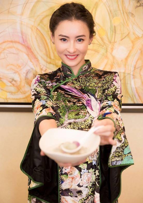 小林青霞绿洲晒出两张照片,穿仙鹤刺绣旗袍,站在夜景中优雅又神秘