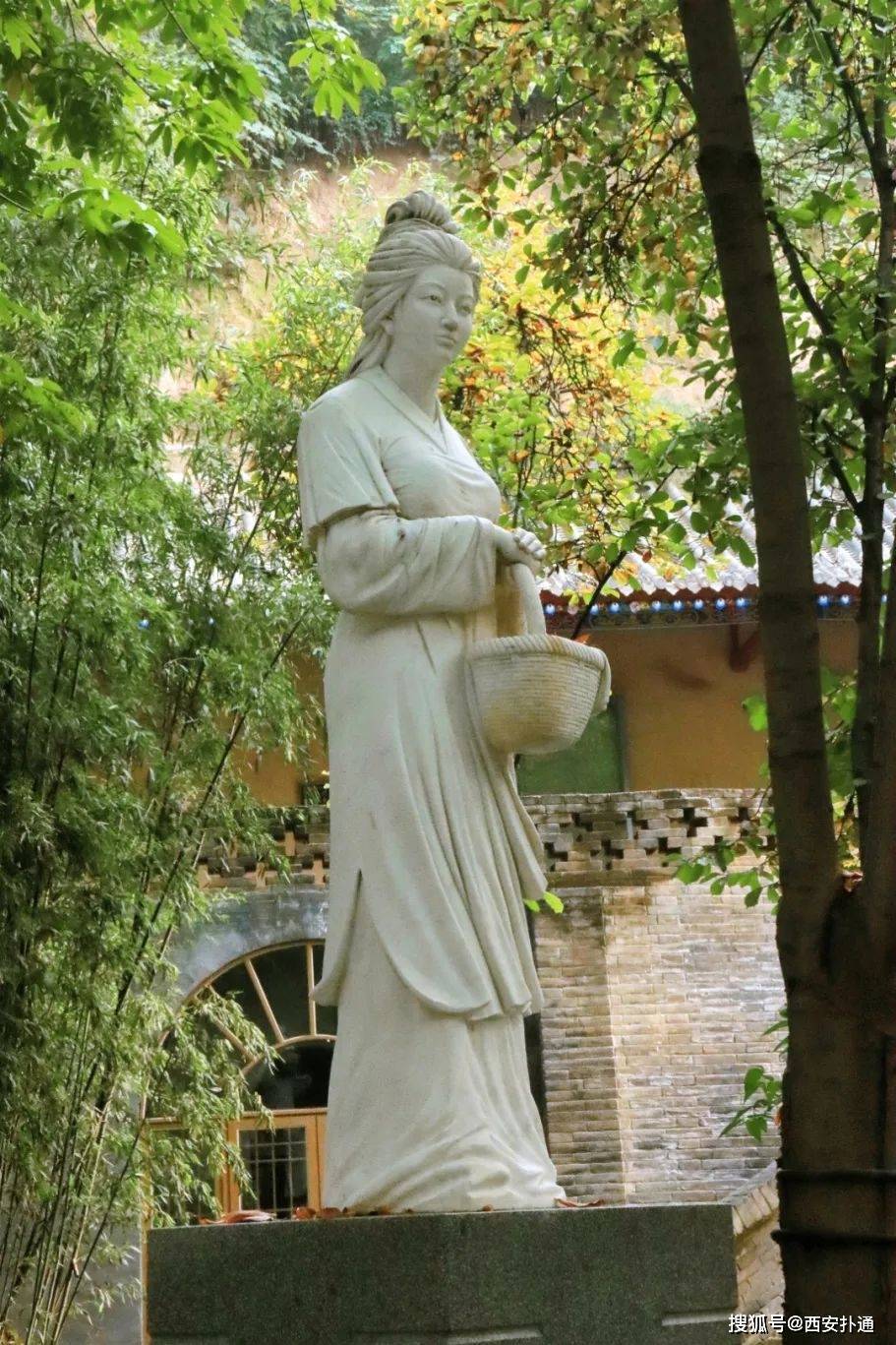 寒窑遗址公园的室内博物馆,因为疫情并没有开放,而王宝钏的雕像独自立