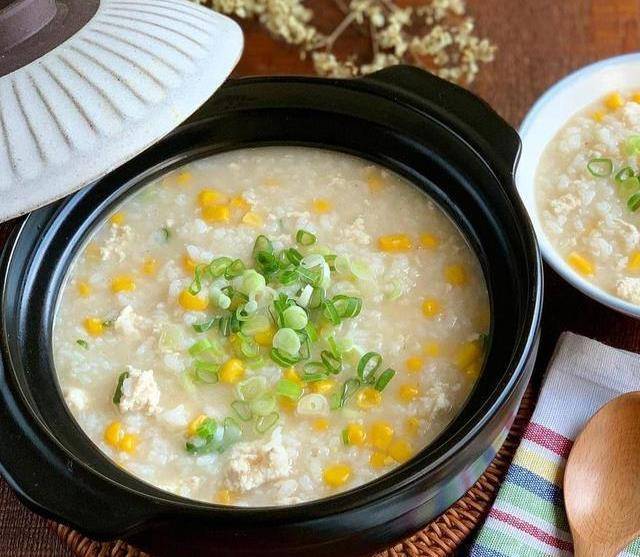 这种鸡肉玉米粥也很常见.你不妨煮一个锅,和家人一起品尝!