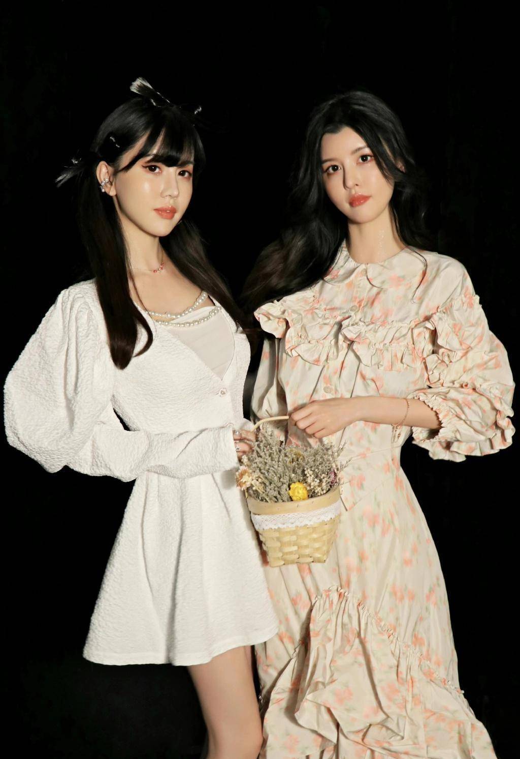 by2姐妹俩逛婚纱店,网友问:好事将近?