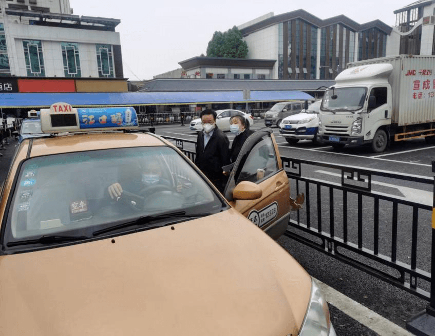 随后,洪晓明一行来到火车站,对出租车的车容车貌,公益广告,设施设备