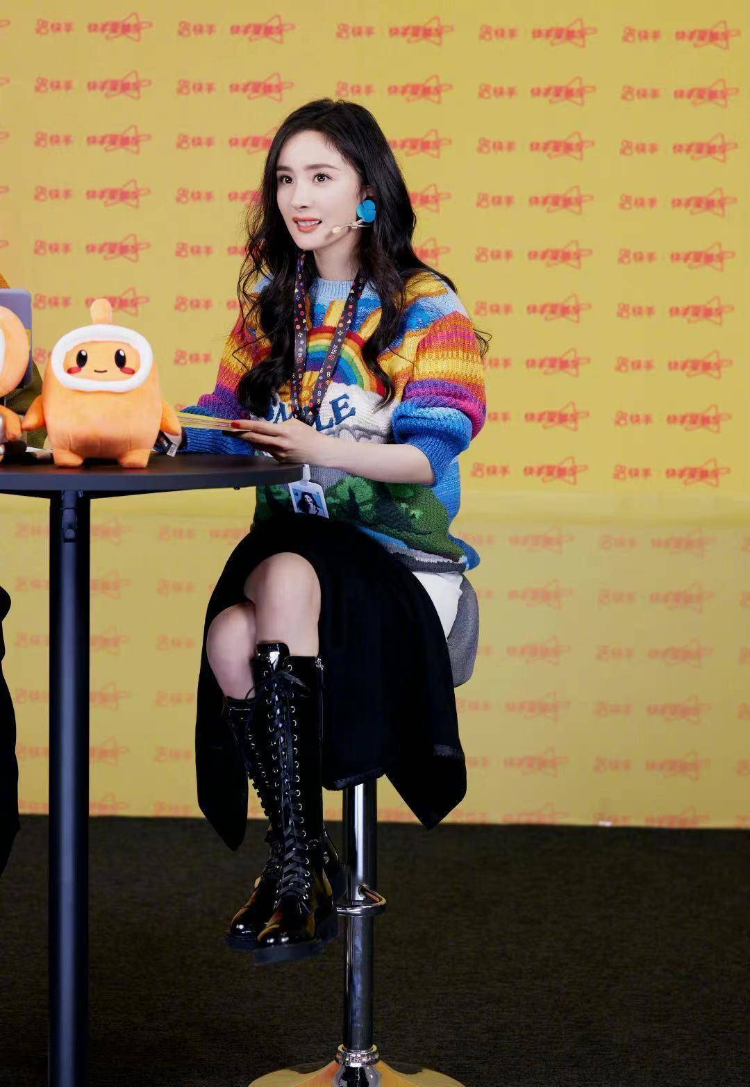 杨幂瘦成纸片人身材,穿漆皮靴腿细成竹竿,出镜出镜肤色白到发光_毛衣