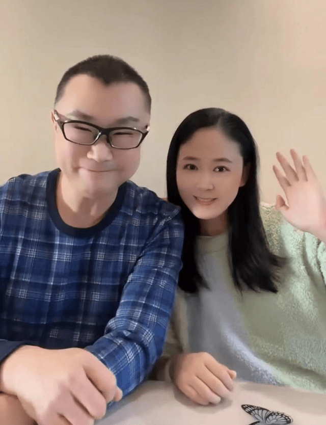 尹相杰携小16岁爱妻秀恩爱,婚后的她又瘦又年轻,美貌狂生.