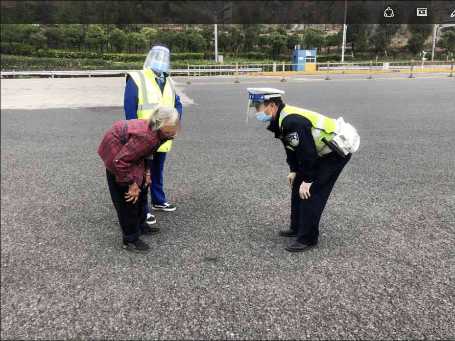 正能量丨这个弯腰有温度!_老人_情况_因为