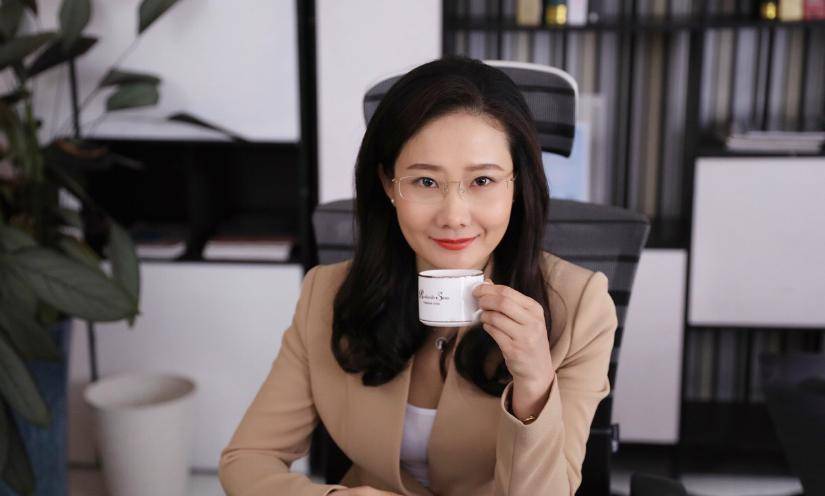 《外来媳妇本地郎》中的处长夫人刘亚菲,如今的她早已定居在上海