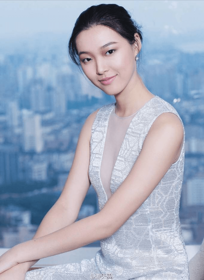 90后超模游天翼:18岁就脱颖而出,一跃成为国际"秀霸"_比赛_湖北_身影