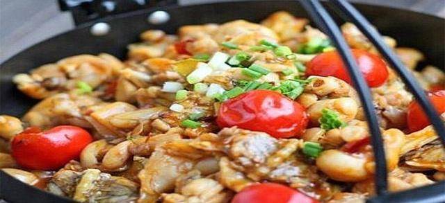 美食湖湘,经典湘菜——吊锅牛蛙,鲜嫩可口,味美醇香扑鼻而来_萝卜