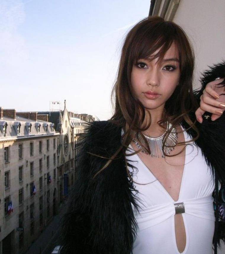 而杨颖虽然以美模的身份出道,但她只是拍摄了一些平面策划来赚取生活