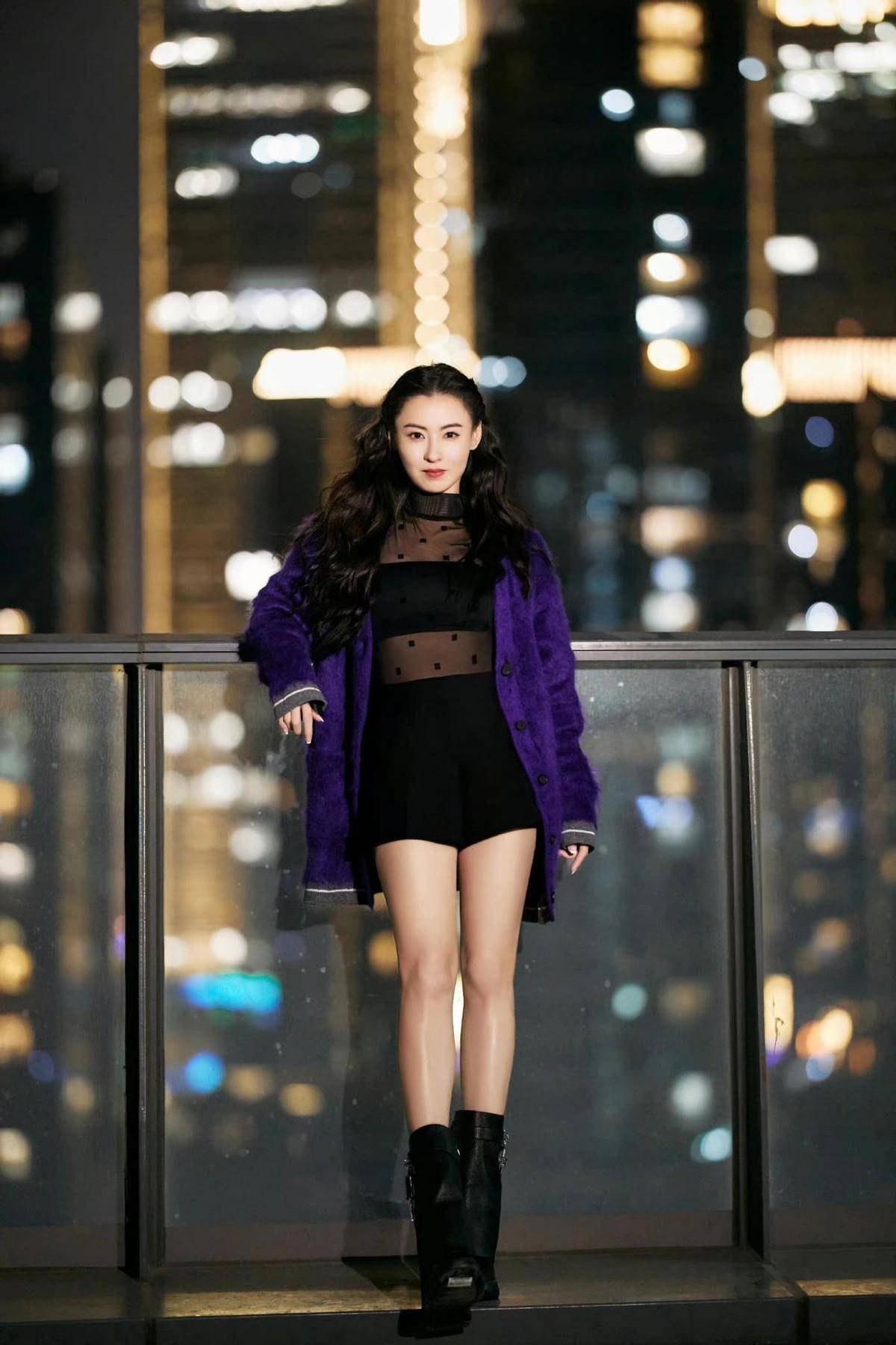 42岁张柏芝怎么折腾都好美!新造型logo花纹布满全身,密恐要慎入