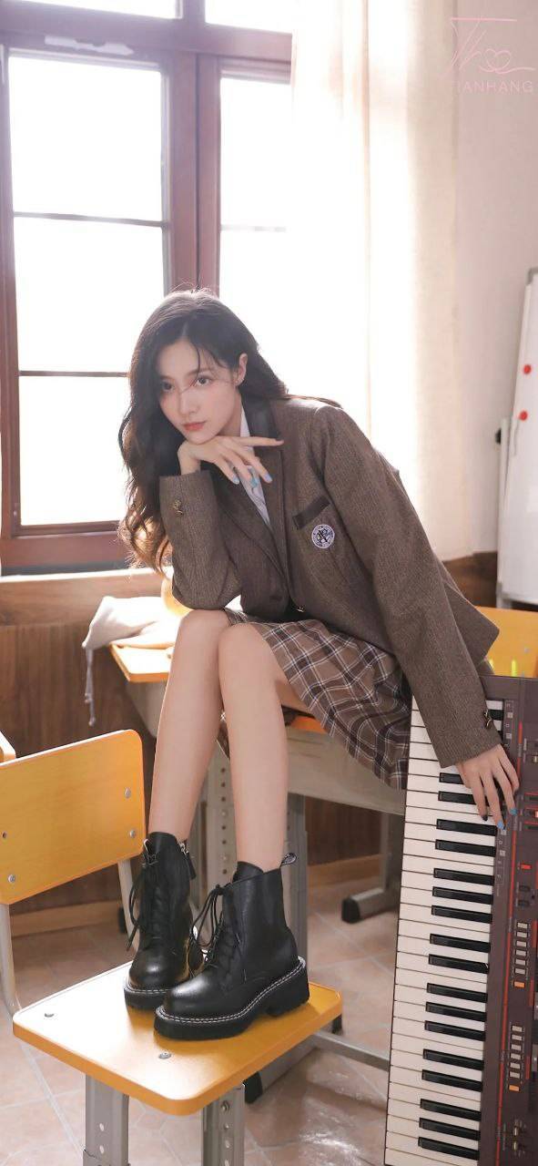 尝矜绝代色,复恃倾城姿.长发校服美女手机壁纸_长发_校服_美女