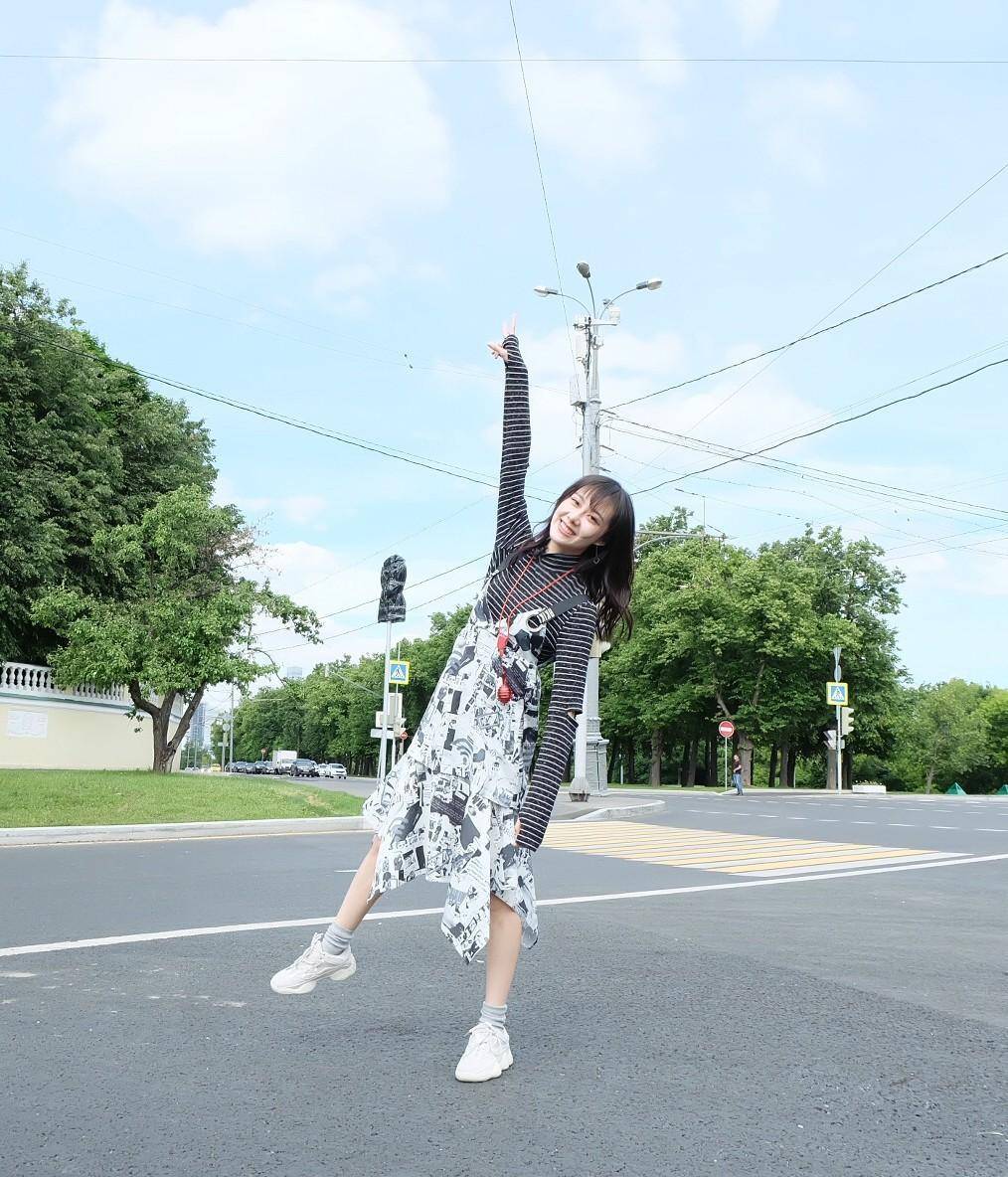 她是黄子韬公司的艺人,穿毛绒外套配牛仔裤,玉兰树下甜美俏皮_曹曦