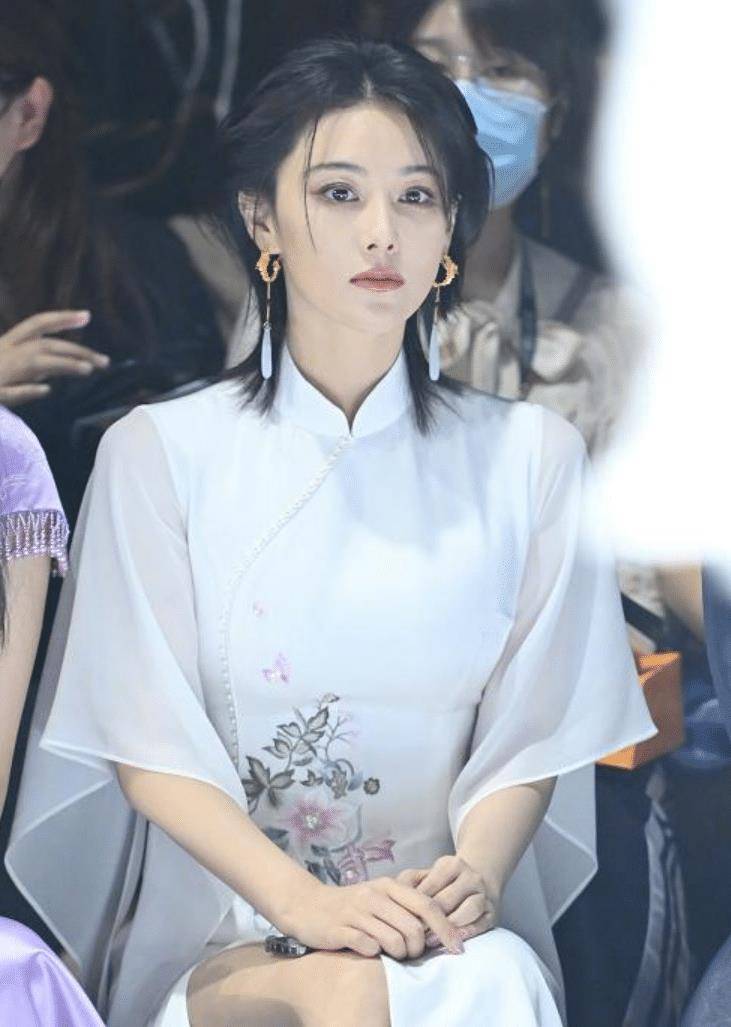 张馨予晒何捷视角美照,旗袍开叉大秀美腿,水蛇腰抢镜纯欲风十足_苏绣