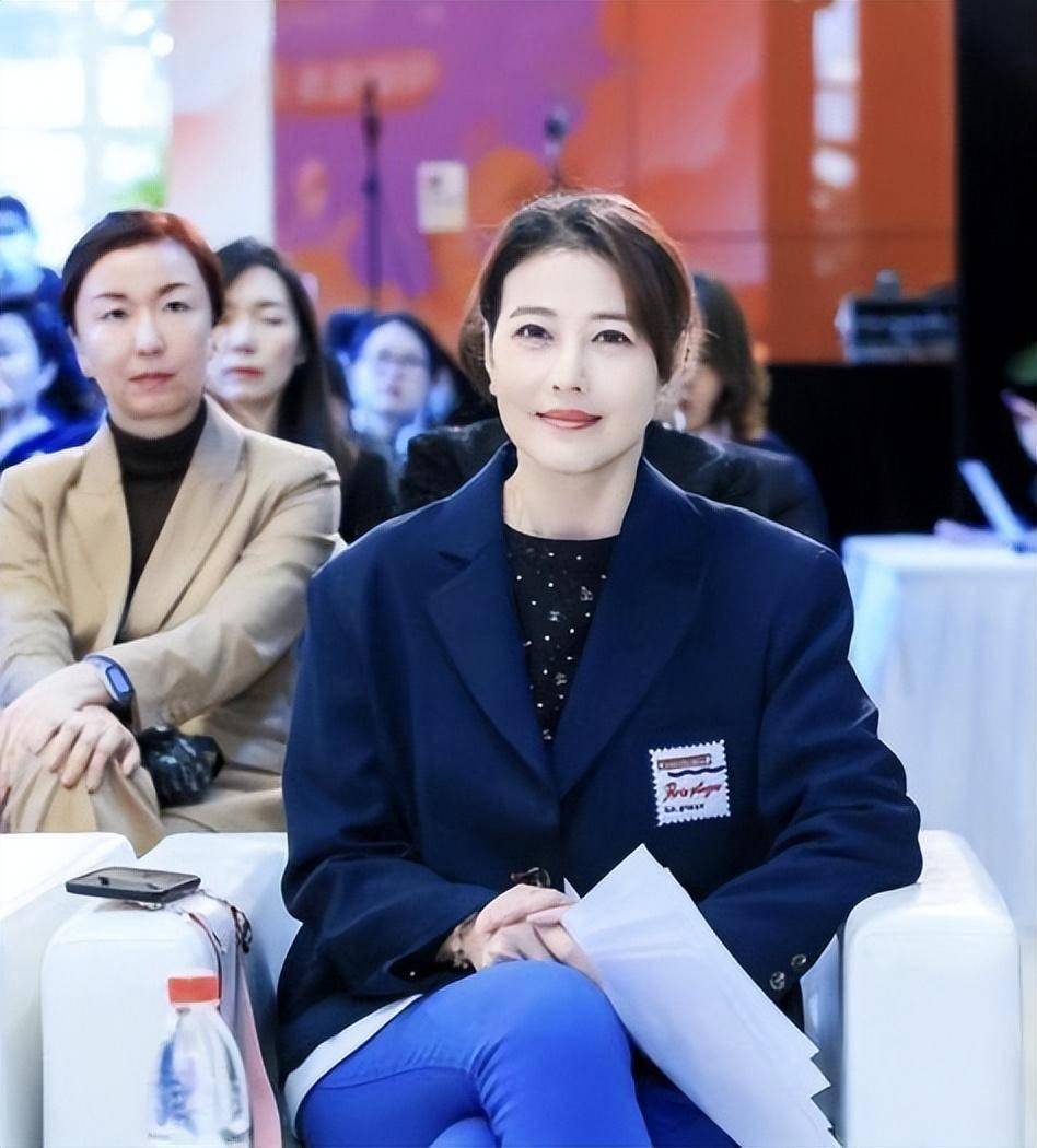 周海媚晒近照,肩膀厚实身型发福,网友感叹:原装自然的依旧漂亮_颜色