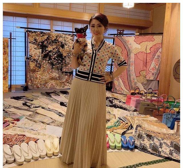 从陪酒小姐到年入40亿的超级富婆_高岛_生活_日圆