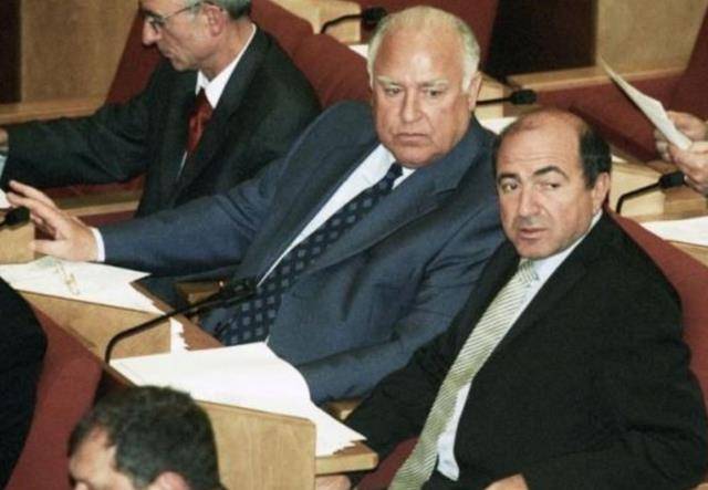 1999年,叶利钦让位给普京,卸任前特别叮嘱:照顾好俄罗斯_苏联