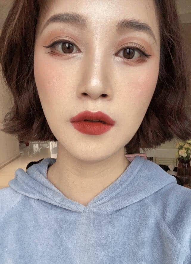 蓝盈莹学网红化浓妆,穿一字肩紧身衣走猫步,调侃自己肚子大了_视频