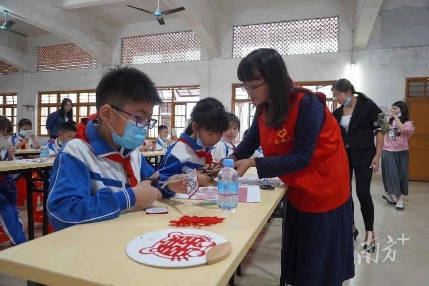 新城：非遗手作传经典，文化自信更坚定_团扇_小朋友们_生活