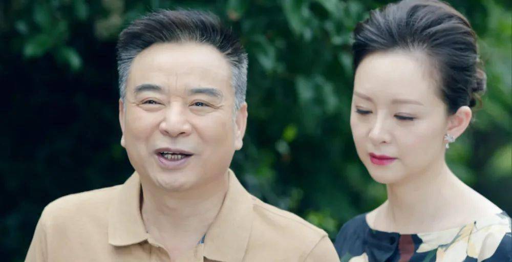 河南老戏骨岳跃利,前妻家喻户晓,二婚小11岁娇妻隐瞒从来不谈_刘芳