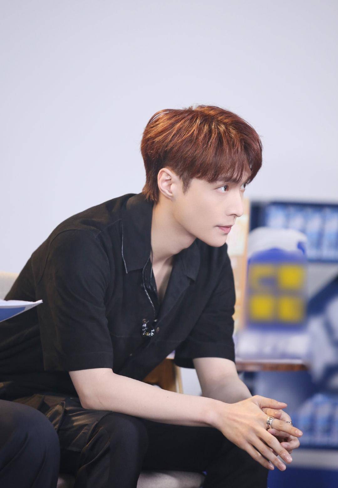 张艺兴提到择偶标准,仔细一想,这两个条件也太真实了_因为_舞台_伴奏