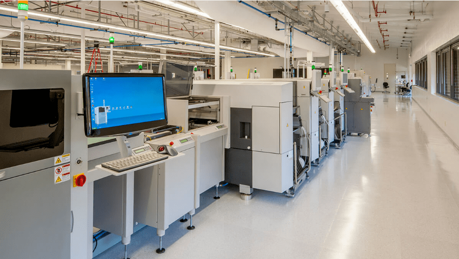 工业机器人,用相机获取被检测对象的图像,而特殊光源使被检测目标的